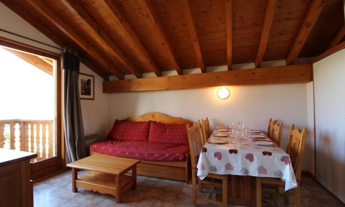 Lanslevillard Apartment | 100m from resort center, 3rd floor, view mountain, balcony, tv, ski locker, 39m², Val Cenis