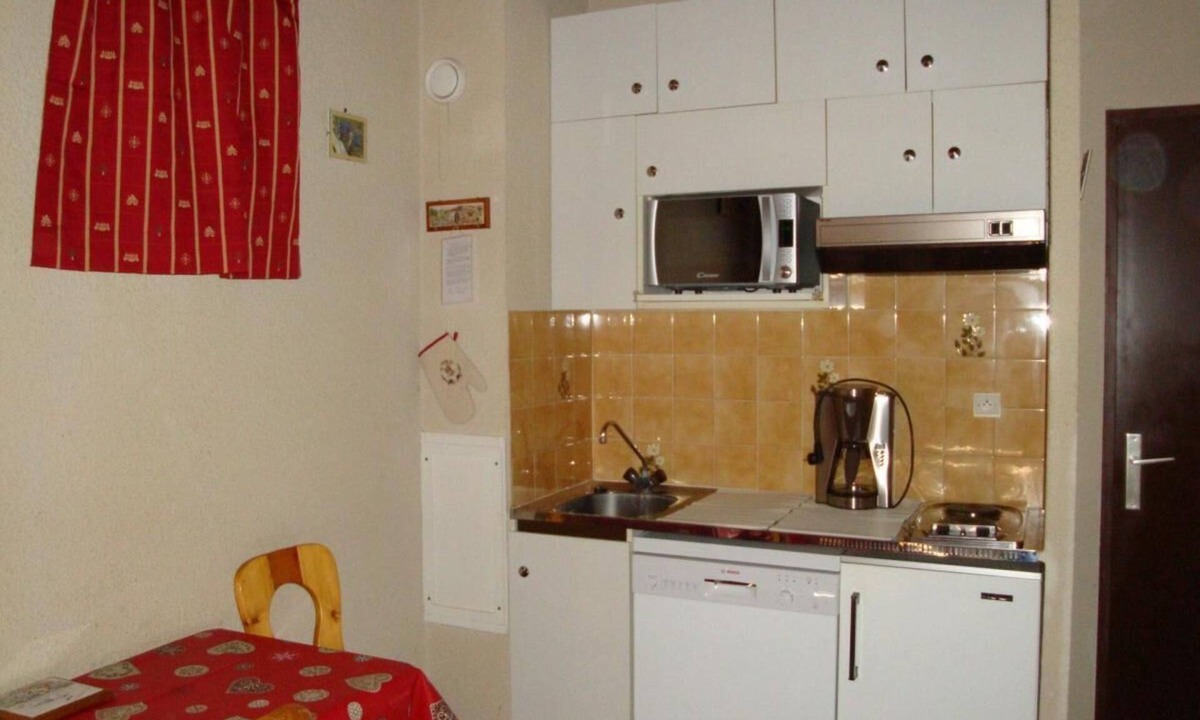 Pralognan-la-Vanoise Apartment | 10m from resort center, 3rd floor, balcony, parking, tv, 20m², Pralognan-la-Vanoise