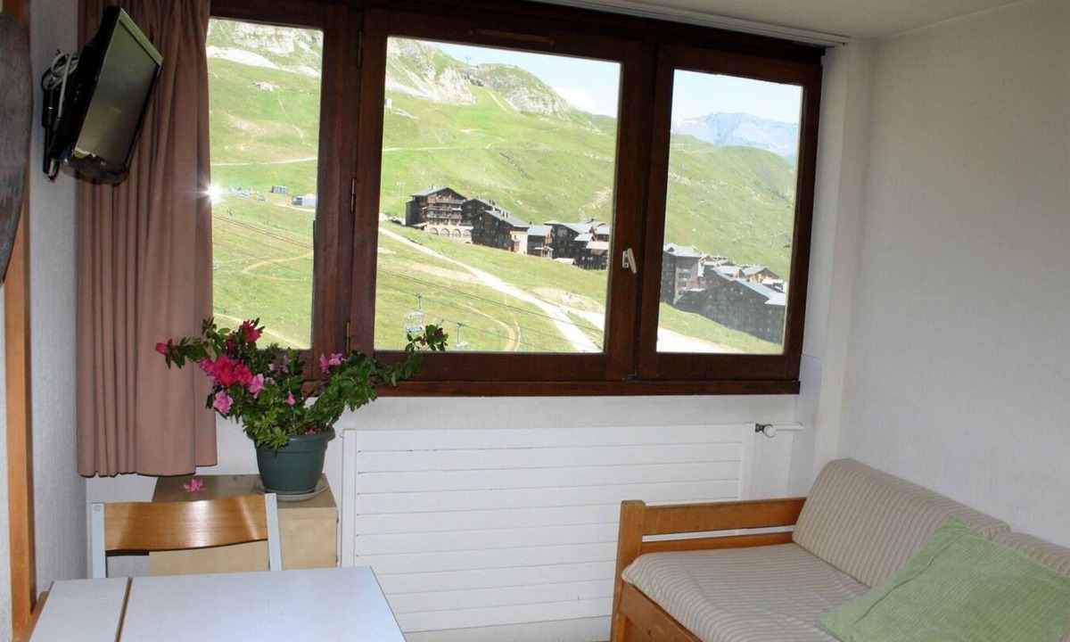 Tignes le Lac Apartment | 10m from resort center, 10th floor, tv, ski locker, 16m², Tignes