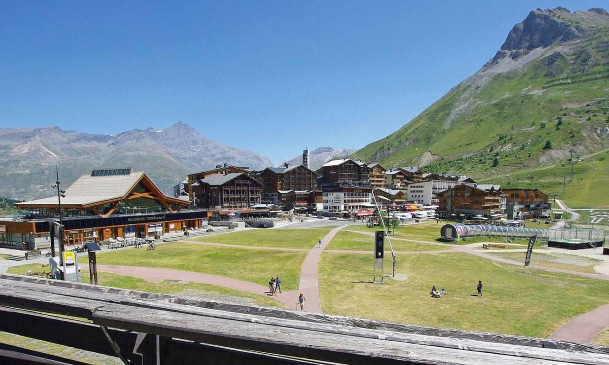 Tignes le Lac Apartment | 10m from resort center, 6th floor, view resort, balcony, tv, ski locker, 26m², Tignes