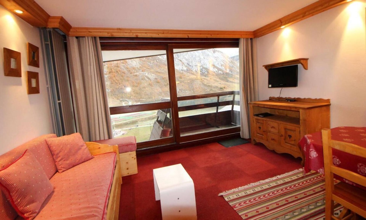 Tignes le Lac Apartment | 10m from resort center, 8th floor, view lake, balcony, tv, ski locker, 28m², Tignes