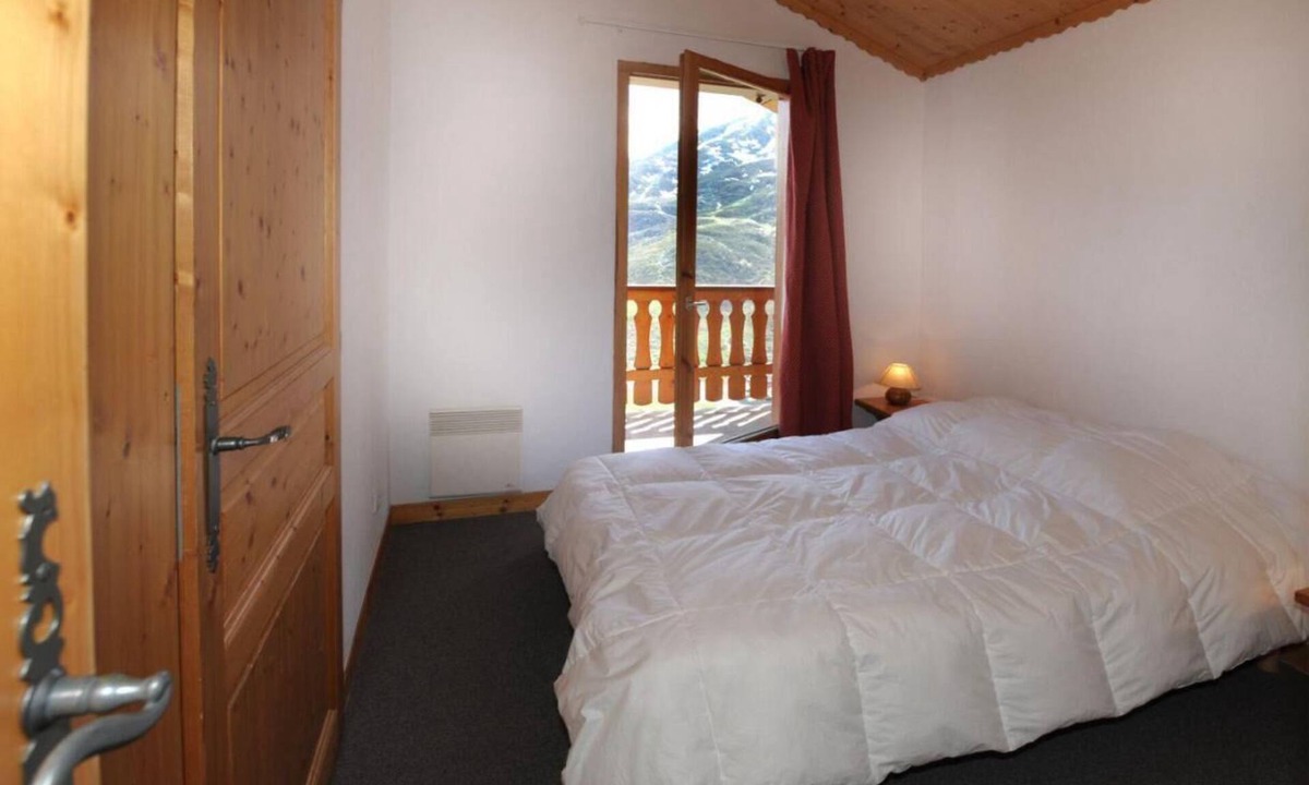 Les Menuires Apartment | 150m from shops, 1st floor, balcony, tv, ski locker, 72m², Les Menuires