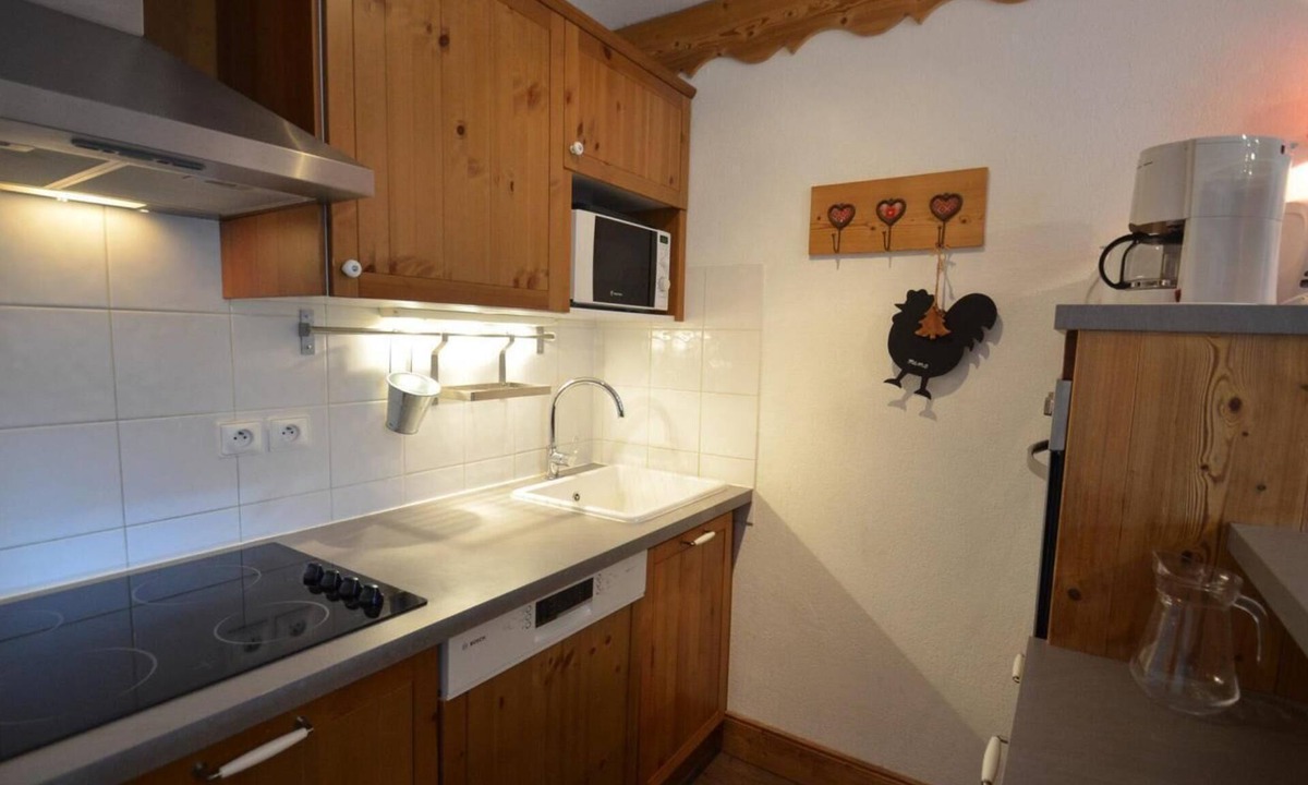 Les Menuires Apartment | 150m from shops, 2nd floor, balcony, tv, ski locker, 35m², Les Menuires