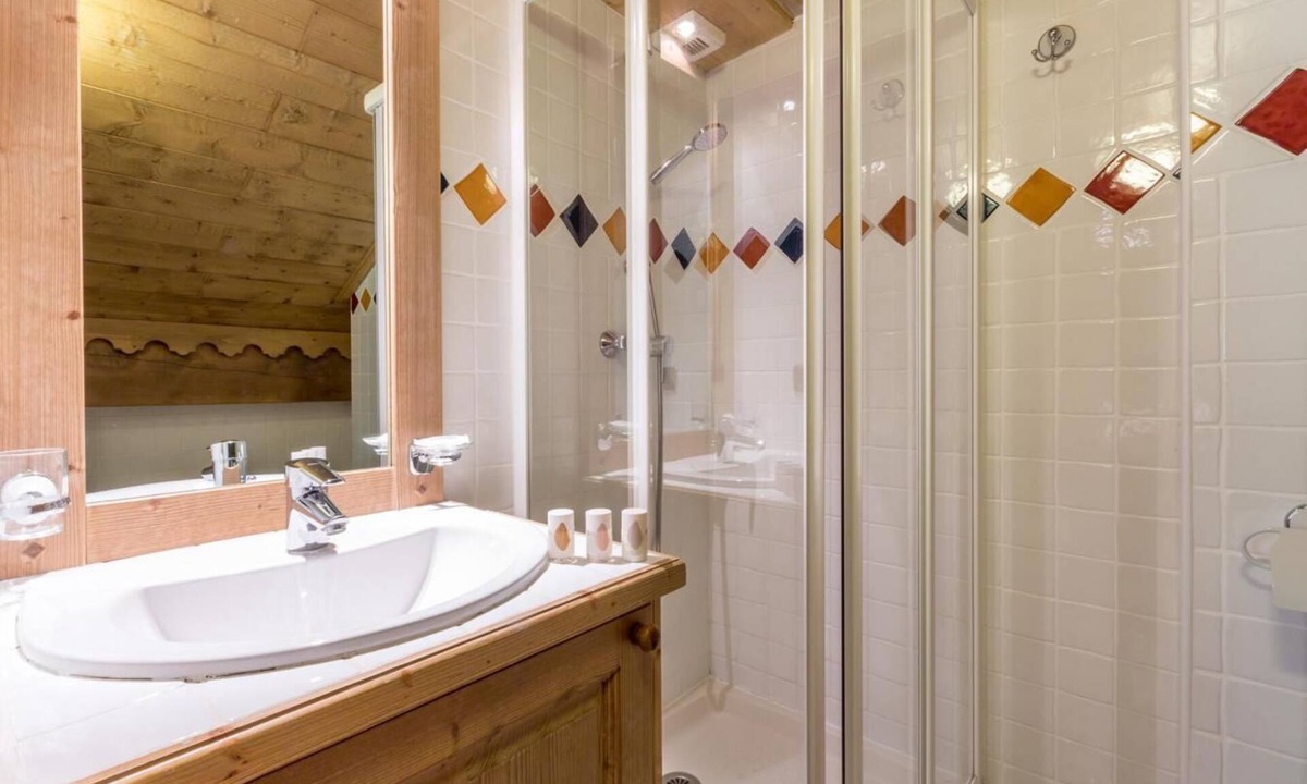 Les Belleville Apartment | 200m from resort center, 2nd floor, view ski slopes, fitness, swimming pool, sauna, hammam, balcony