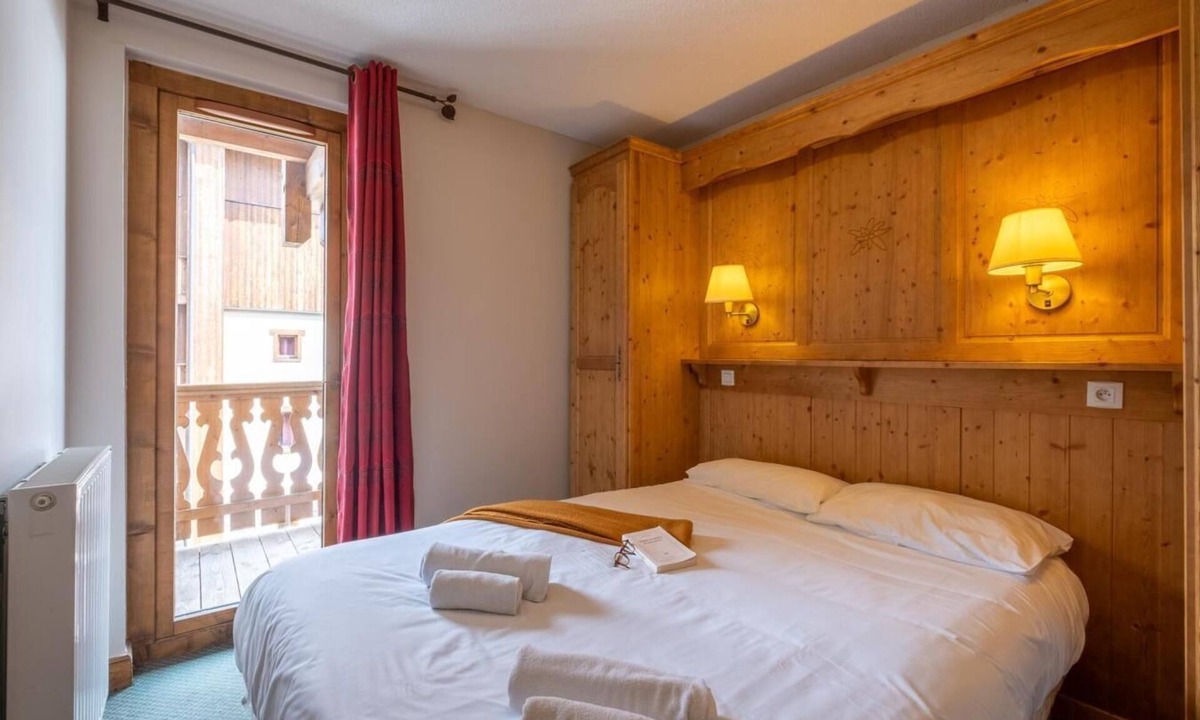 Lanslevillard Apartment | 200m from resort center, fitness, swimming pool, sauna, hammam, balcony, fireplace or stove, tv