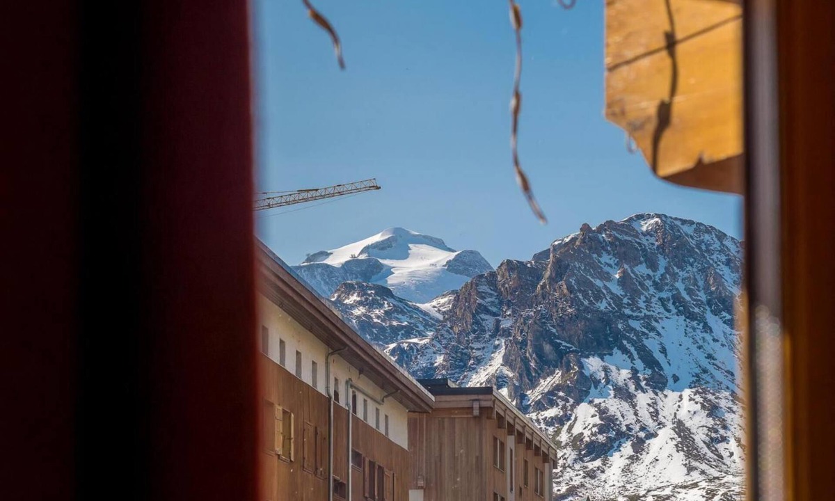 Les Almes Apartment | 300m from resort center, 2nd floor, balcony, fireplace or stove, tv, ski locker, 90m², Tignes