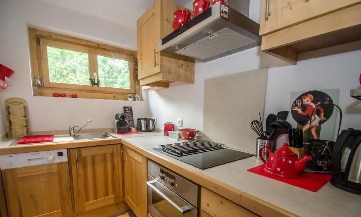 Chamonix City Centre Apartment | 3rd floor, balcony, fireplace or stove, tv, ski locker, 77m², Chamonix