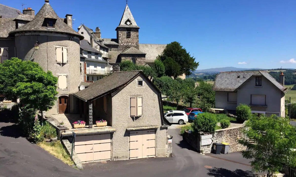 Taussac Villa | 6 bedroom villa with swimming pool in a 2000 m² enclosed garden in Mur de Barrez