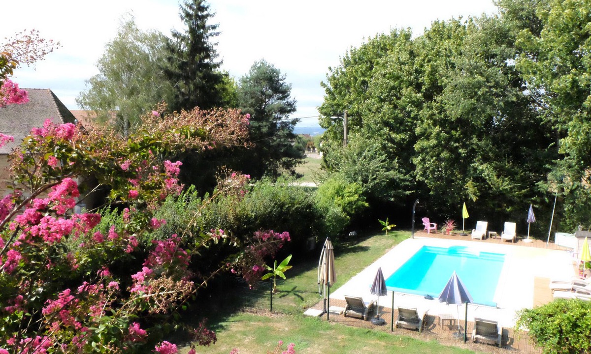 Argilly House | Air-conditioned cottage for 10 people in a park with a swimming pool