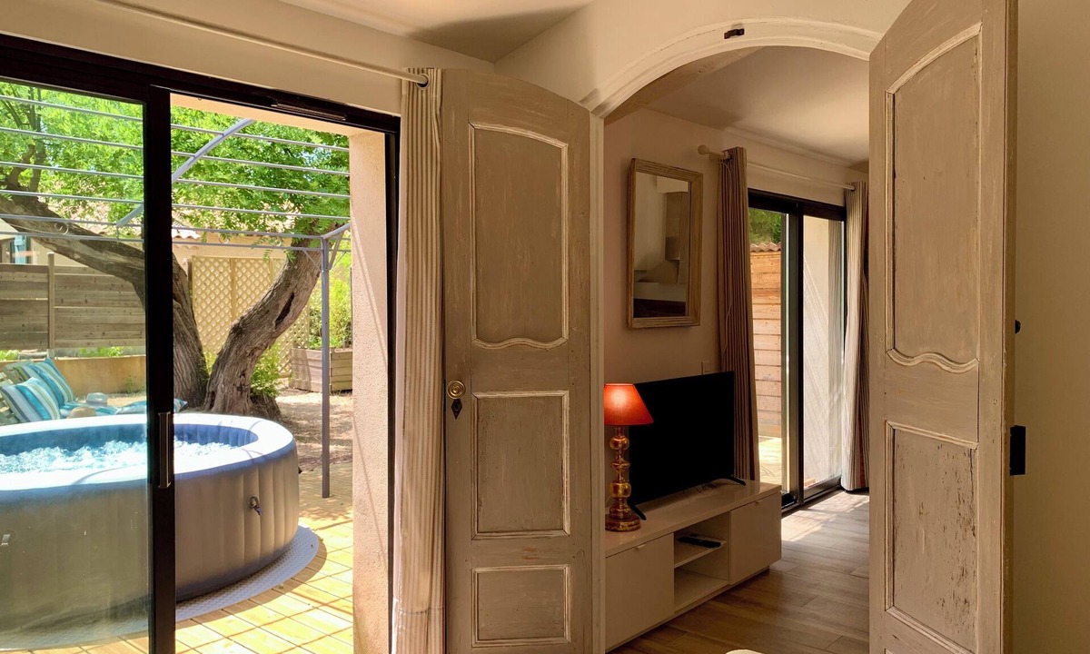 Ventabren Apartment | Air-conditioned flat garden & SPA + private parking countryside calm, bright.
