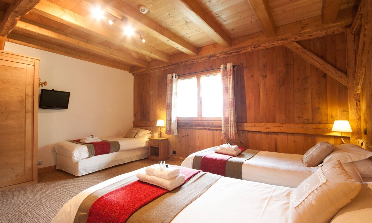 Montriond Ski Chalet | Alpine Chalet with Hot tub and Sauna sleeps up to 14, all en suite