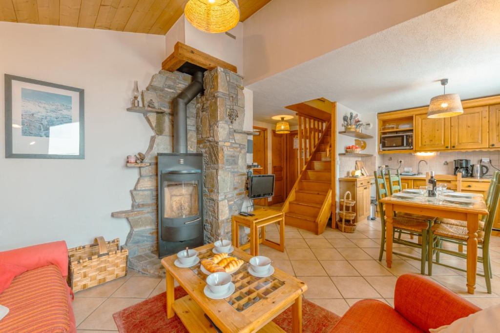 Le Tour Apartment | Alpine Duplex w/Balcony & Fireplace - Happy Rentals