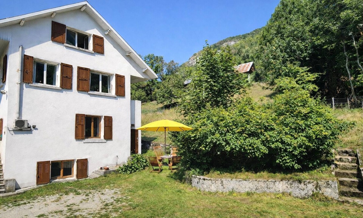 Thoiry House | Alpine family home - 8 people- Walled garden - Mountain view - Massif des Bauges
