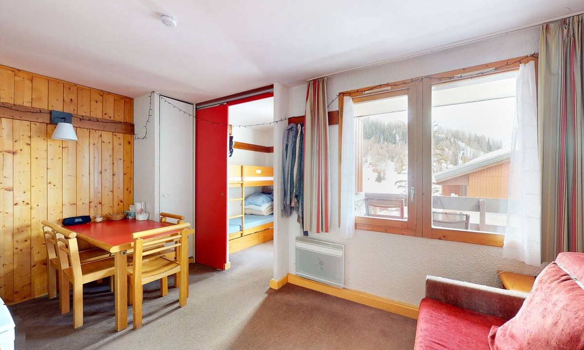 Plagne 1800 Apartment | Apartment "Logement avec balneo – Plagne 1800" with Shared Pool and Balcony