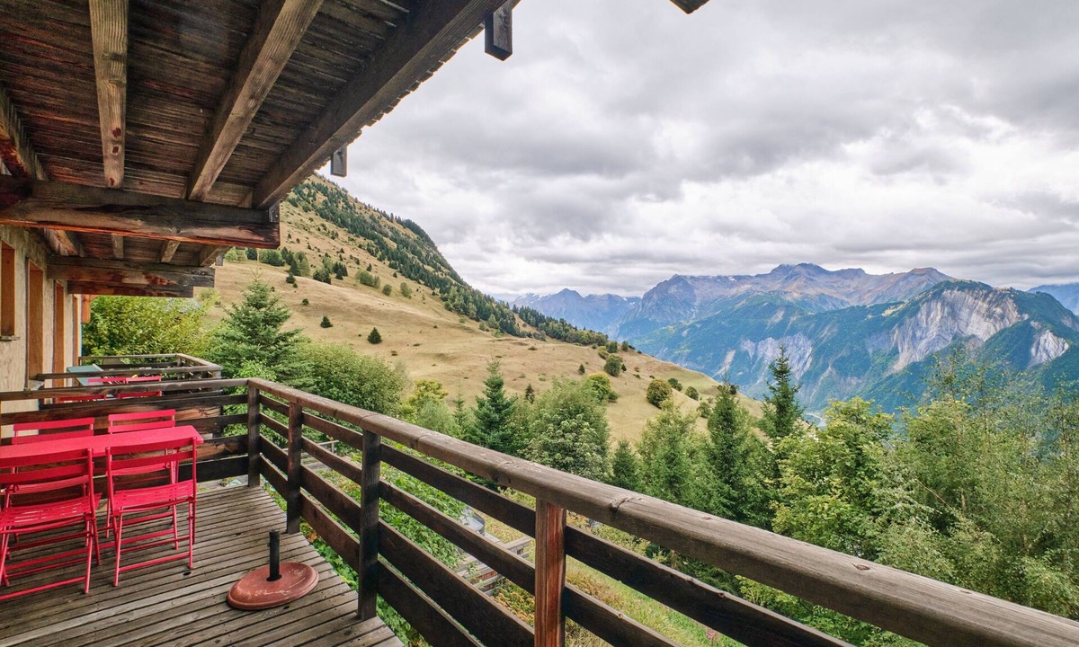 Villard-Reculas Apartment | Apartment 'La Forêt' with Mountain View, Balcony and Wi-Fi