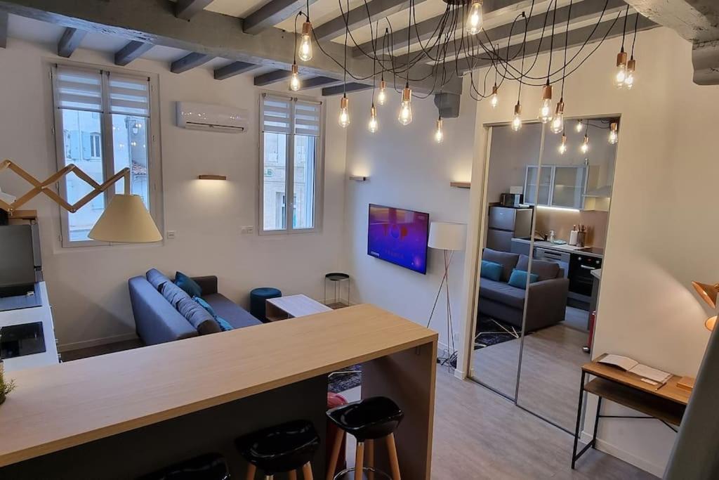 La Roche-Chalais Apartment | Appart climatisé le Rétro Chic - Entièrement rénové en hyper centre - Terrasse et Parking privé