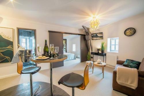 Tullins Apartment | Appart'Hotel Premium Le Roitelet - Parking Privé & Entrée Autonome