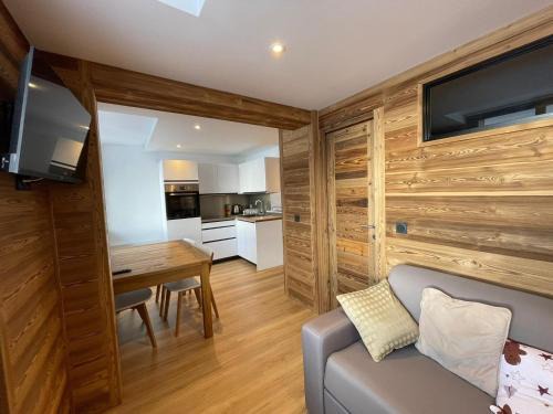 Val Claret Apartment | Appartement rénové avec balcon skis aux pieds à Tignes - FR-1-502-548