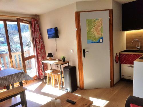 Areches Apartment | Appartement rénové au cœur d'Arêches-Beaufort, proche pistes, balcon plein sud, piscine, pour 4 pers. - FR-1-342-167