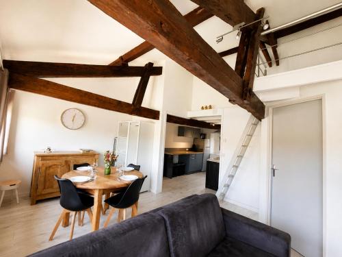 Figeac Apartment | Appartement T3 vue place Vival - Coeur de Figeac médiéval - Parking