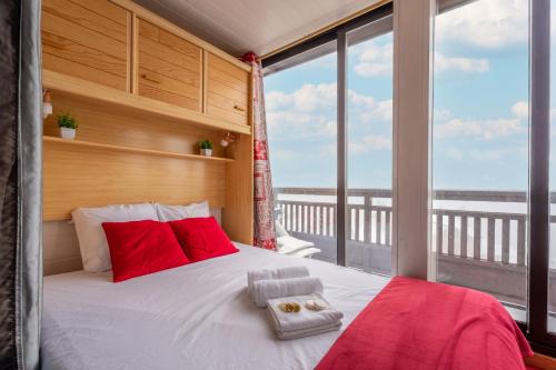 Val-Thorens Apartment | Balcony Ski-In Ski-Out with View apartments in centre of Val Thorens