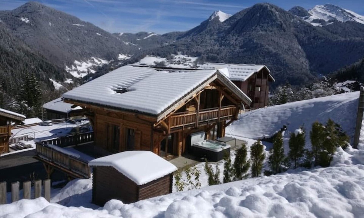 Saint-Jean-dʼAulps Ski Chalet | Beautiful Chalet Near Ski-lift - Sleeps 12
