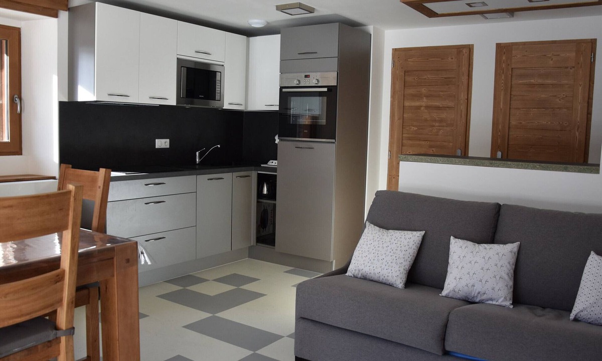Pralognan-la-Vanoise Apartment | Beautiful 2-room new in chalet in Pralognan - sleeps 4