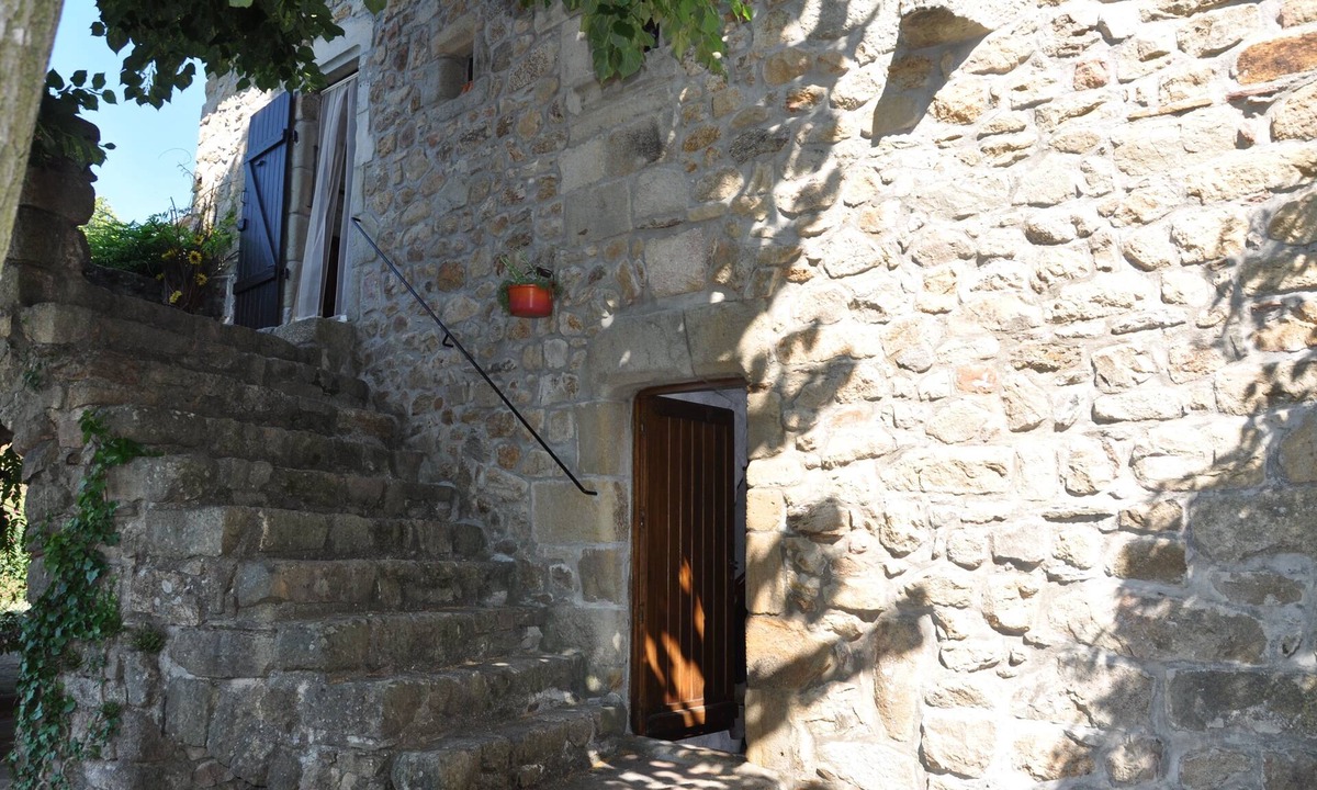 Chassiers House | beautifully situated authentic holiday home in natural stone with small pool