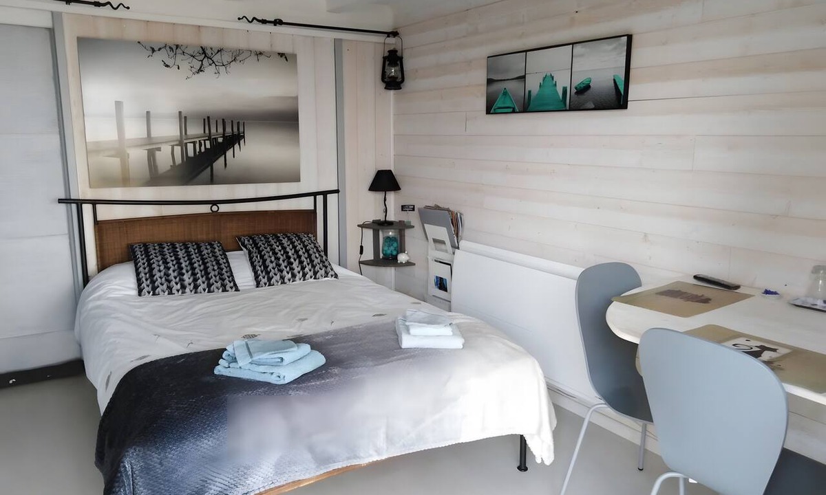Charancieu Bed & Breakfast | Bed and Breakfast 'Chambre Paladru' with Mountain View, Shared Pool and Wi-Fi