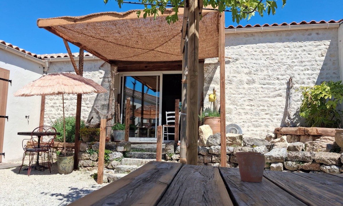 Heirs-Brouage Bed & Breakfast | Bed and Breakfast 'Chambres D'hôtes La Marouette 1' with Shared Terrace and Wi-Fi