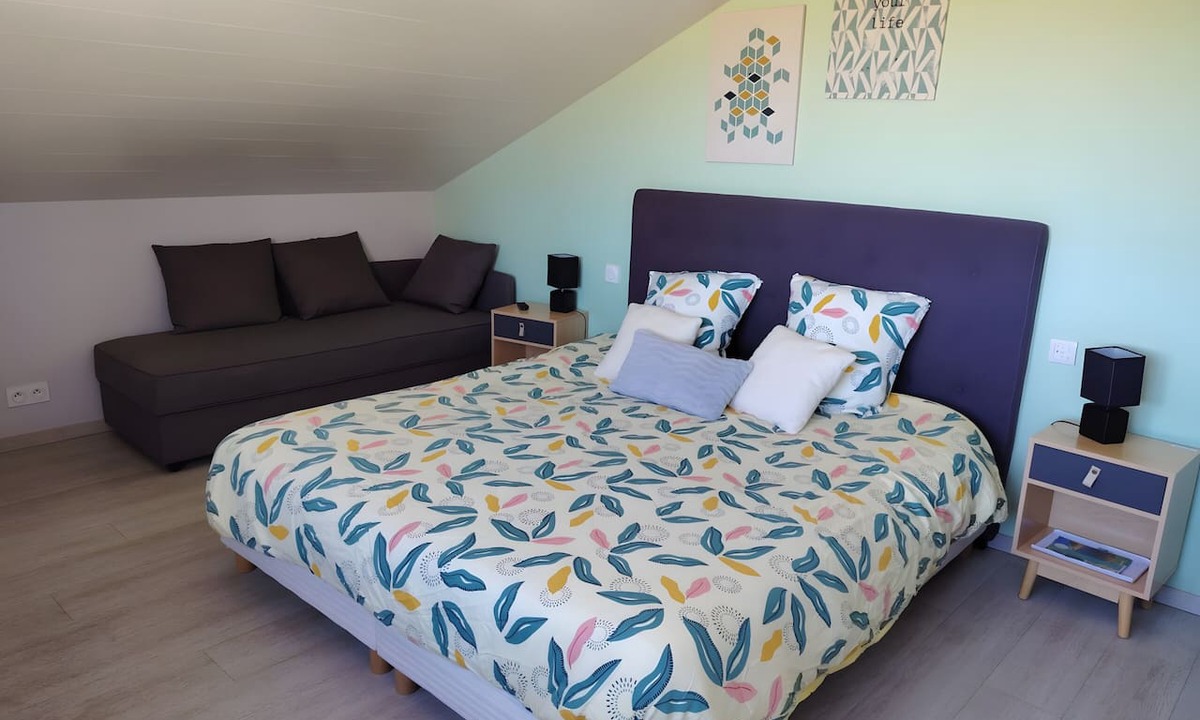 Grande-Riviere-Chateau Bed & Breakfast | Bed and Breakfast 'Chambre Les 3 Marmottes' with Lake View, Shared Terrace and Wi-Fi