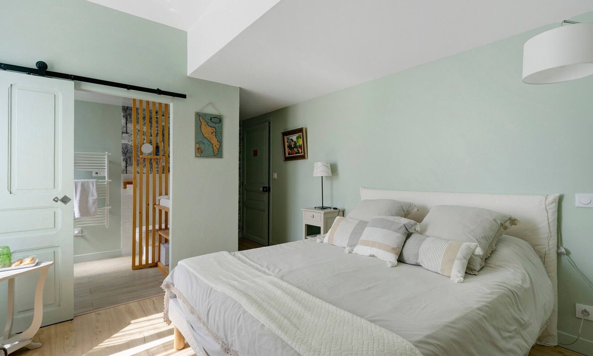 Marennes Bed & Breakfast | Bed and Breakfast 'Chambre Opaline' with Private Terrace, Private Garden and Wi-Fi