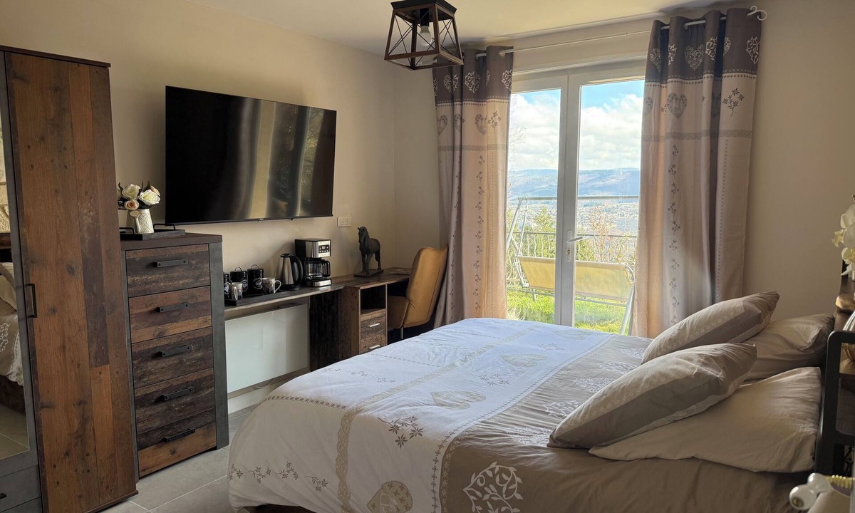 Fraisses Bed & Breakfast | Belle Vue Bed and Breakfast: Recharge Your Batteries in the Countryside.