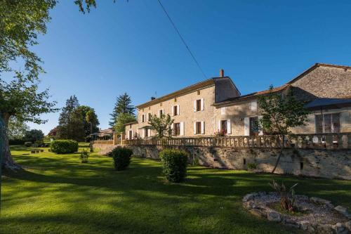 Villefranche-de-Lonchat Bed & Breakfast | Château Puygrenier