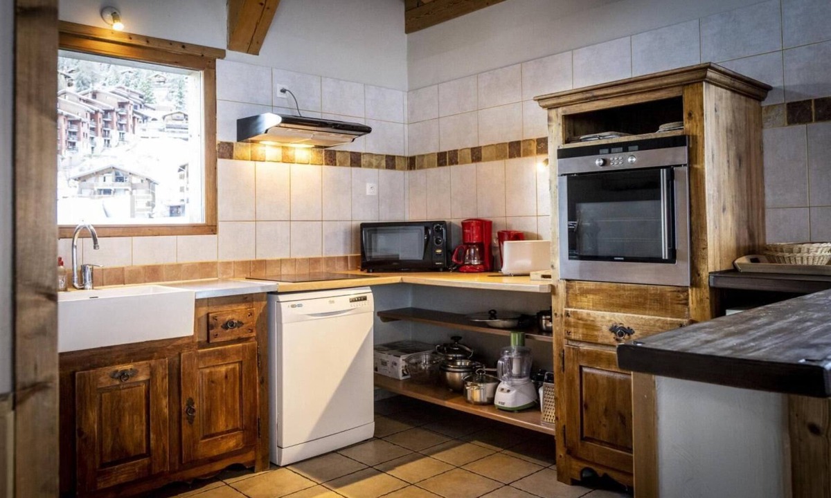 Plagne 1800 Ski Chalet | Chalet, 300m from resort center, terrace, fireplace or stove, tv, 158m², La Plagne