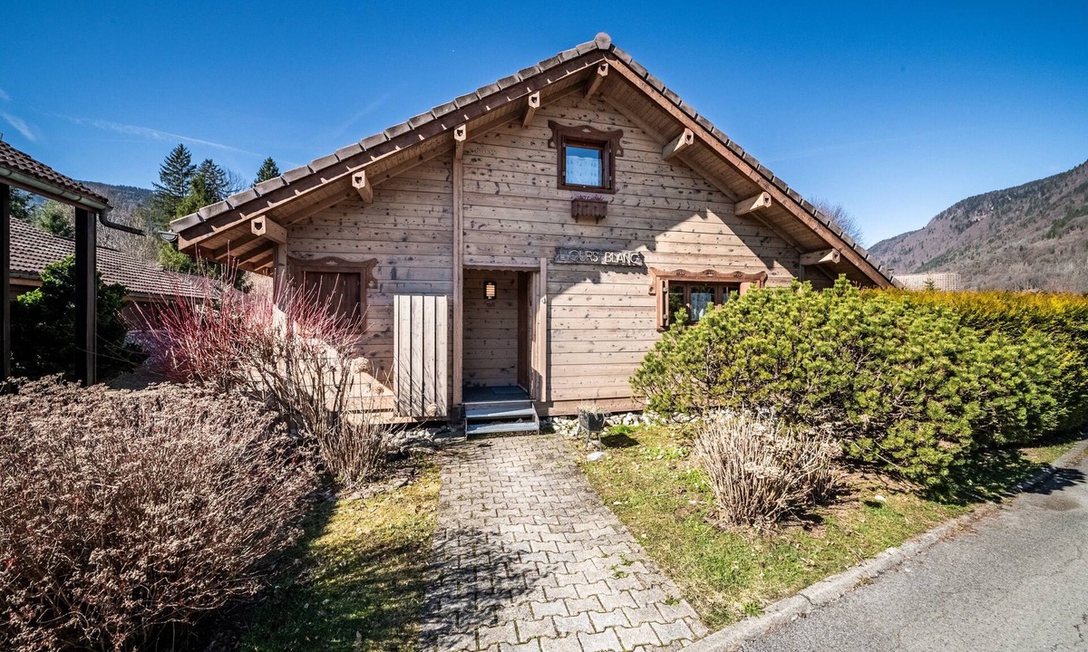 Verchaix Ski Chalet | Chalet “6p Comfort - L’ours Blanc”: Mountain View, Private Garden & Wi-Fi
