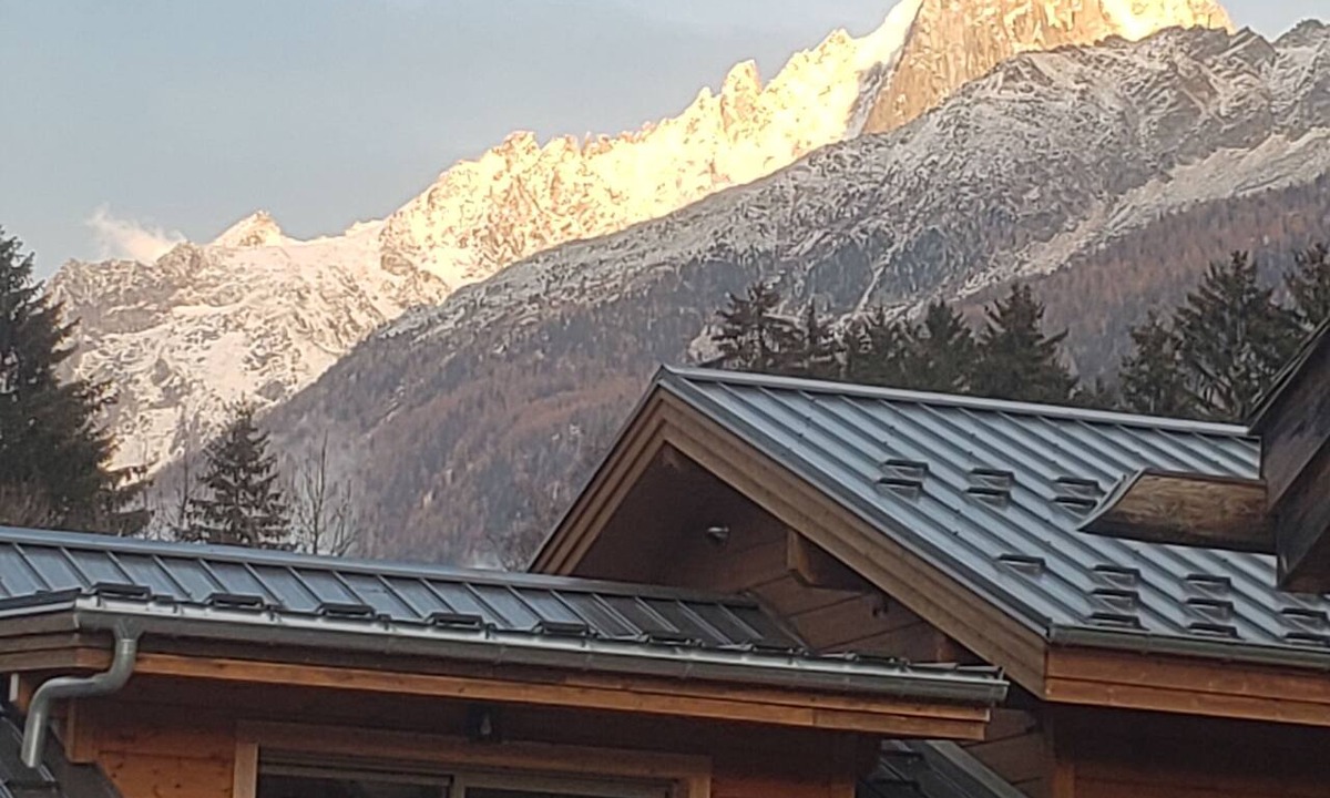 Les Bossons Ski Chalet | Chalet Beau Ski in the heart of the Chamonix valley, incredible view of the glacier