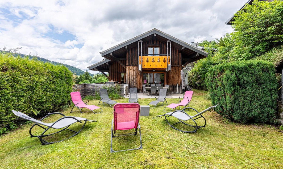 Les Gets Ski Chalet | Chalet 'La Rose Des Vents 8-9 Pers' with Mountain View and Balcony