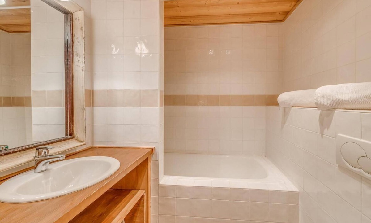 Les Brevieres Ski Chalet | Chalet, view ski slopes, sauna, terrace, balcony, fireplace or stove, tv, ski locker, 170m², Tignes