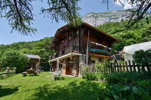 La Balme-de-Thuy Bed & Breakfast | Chambre D'hôtes La Télécabine
