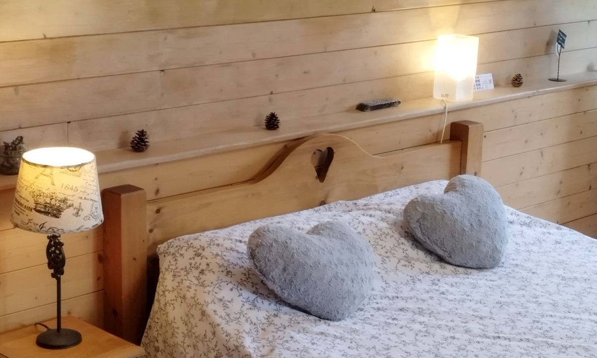 Charancieu Bed & Breakfast | Chambre d'hôtes bachole, separate entrance from chalet, access to kitchen