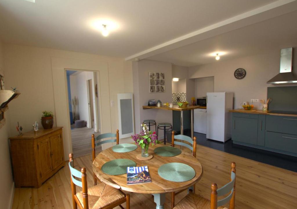Chazelles-sur-Lyon Apartment | Charmant appartement au-dessus d'un salon de thé avec patio et décoration contemporaine - FR-1-496-298