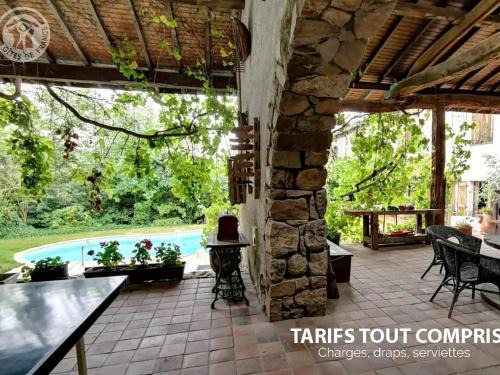 Essertines-en-Donzy House | Charme Rural avec Piscine Privée et Animaux Acceptés - FR-1-496-200
