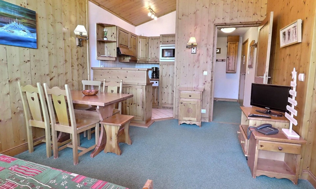 Meribel-Mottaret Apartment | Charming 2-Room, 4 People, Pets Allowed with Wi-Fi