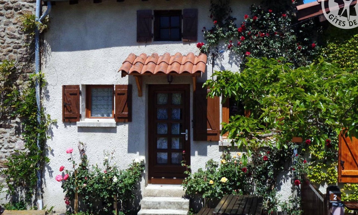 Saint-Chamond Cottage | Charming gîte with WIFI and terrace, 15 min from Saint-Étienne
