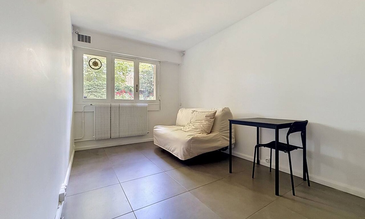 Maisons-Laffitte Apartment | Charming studio apartment in a private park