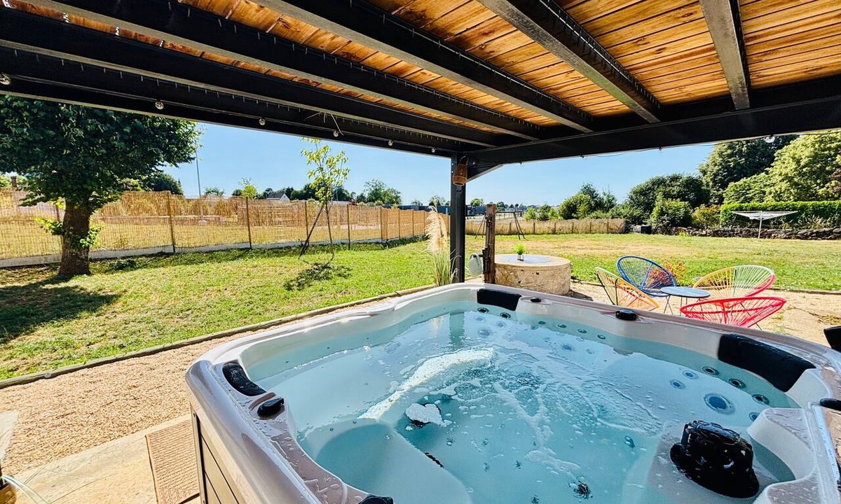 Mauriac House | Chez Coco – 4-Star Family Home with Jacuzzi & Games in Cantal