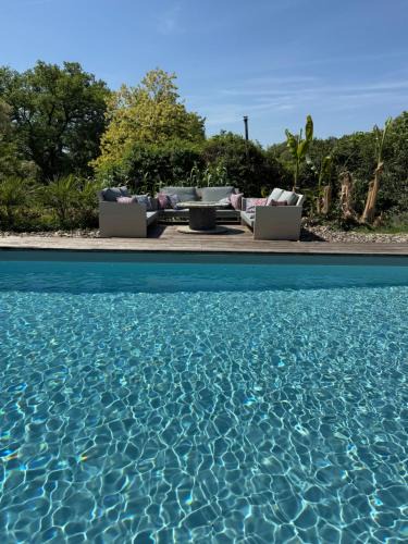Lusignan-Petit Bed & Breakfast | Cocon de Verdure Suite avec piscine & lit King Size 2mx2m Table d'Hôtes proche Agen Nérac Villeneuve