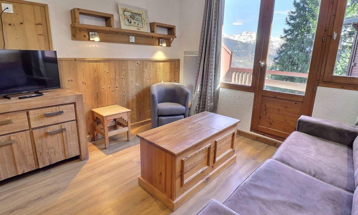 La Perriere Apartment | Comfortable 2-room, ski-in, close to shops, 4 pers, balcony, TV
