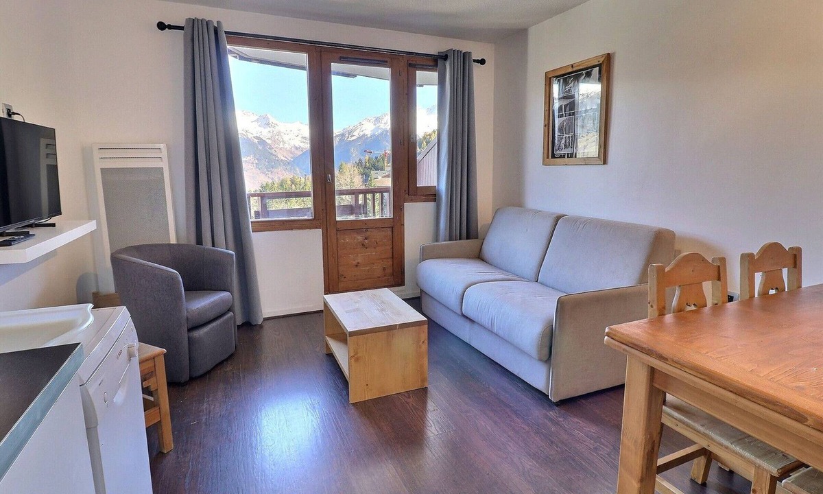 La Perriere Apartment | Comfortable 2 Rooms, Ski-In Ski-Out, Close to Shops, 4 Pers